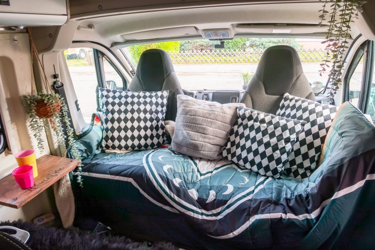 Lounge im Campervan, ganz einfach zu machen…gemütlich sitzen.